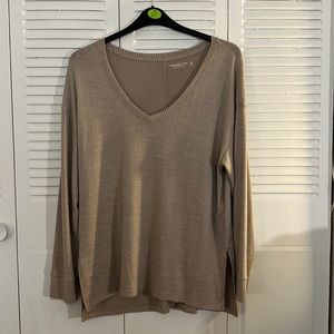 Abercrombie & Fitch Soft AF V-Neck Sweater in Tan. Size M